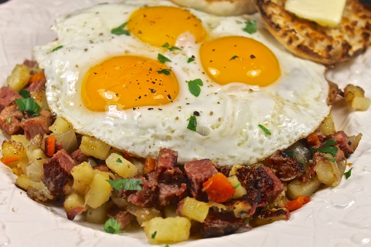 corned beef has with fried eggs